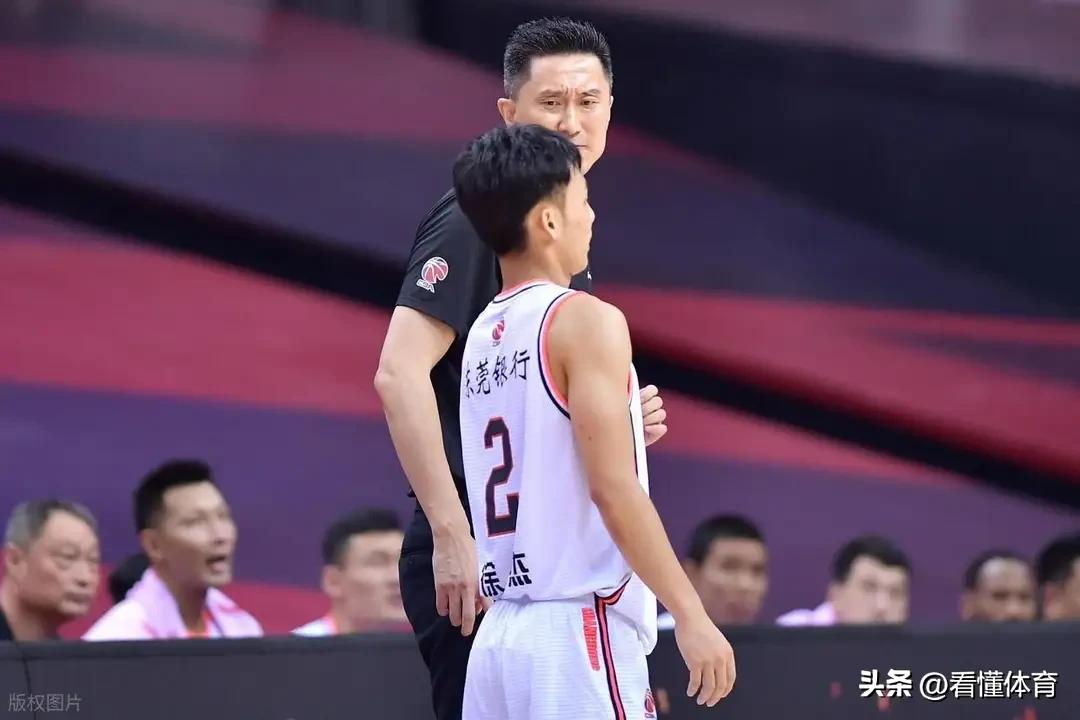 杜锋上来就投降，广东队拿什么赢上海？

开场被上海打了个12-0，不调整，不换人