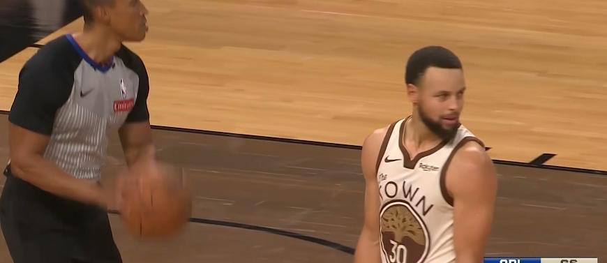 裁判盯着防守者撞翻库里 然后走开了。
这赛季他场均只有4次罚球。
但你看录像慢放