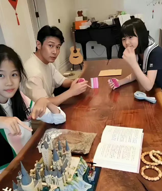 陆毅家的实木大板桌直接看呆了！居然是整棵树无拼接的，光那胸径就透着“不便宜”的气