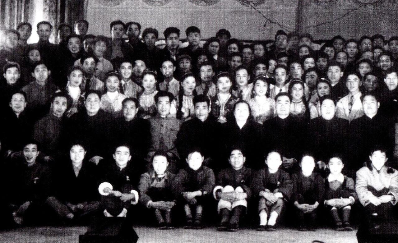 周总理（二排左九）看完训练部演出后，接见昆曲老师和演职员时合影，二排左三为马祥麟