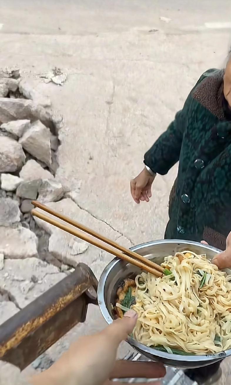 在这个年代里
无论你混的多不如意，或者多么的有钱，只要回到家里，到了饭点，就总有