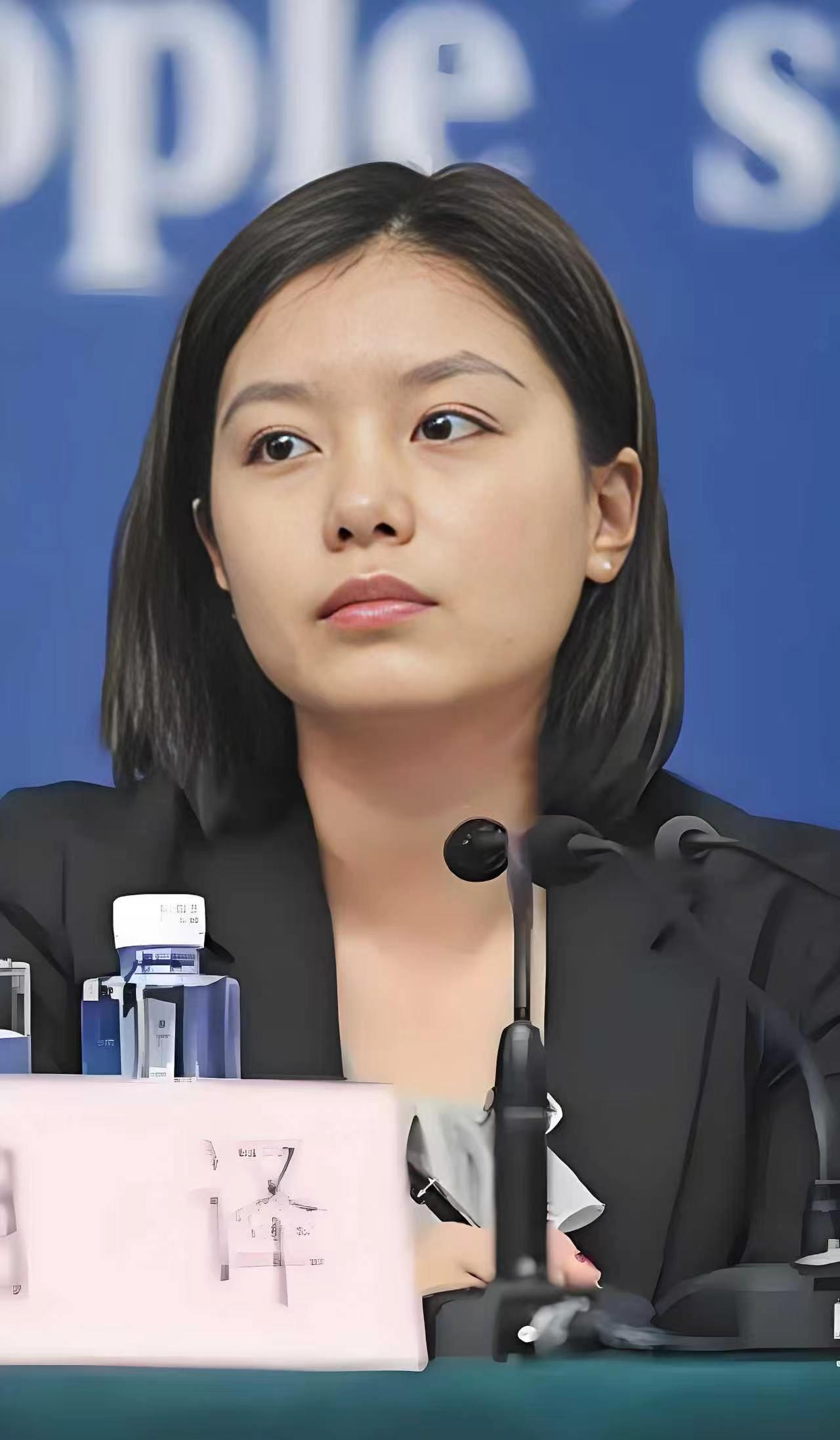 中国最美翻译官张京的冷艳照片，又美又冷还有才，你喜欢吗？张京洋气迷人 京京翻译官