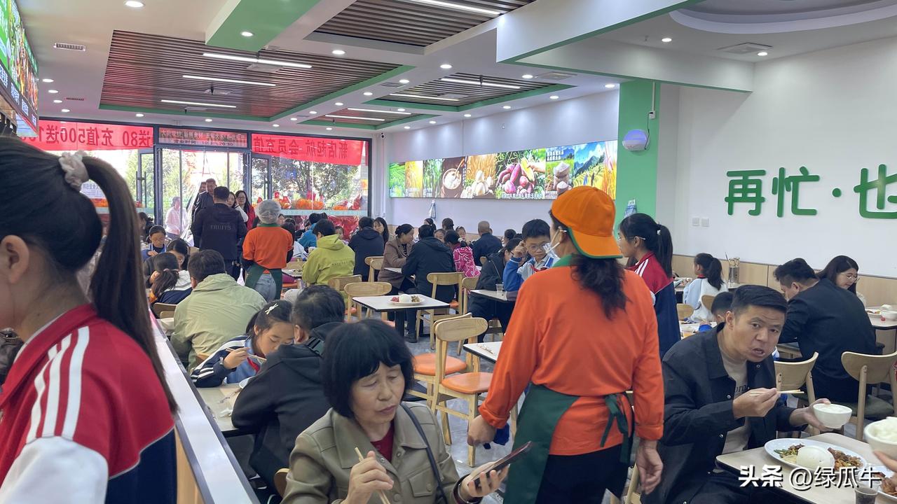 社区大食堂，生意这么好！
最近在小县城，突然开了好多家，这种社区食堂，一开始没感