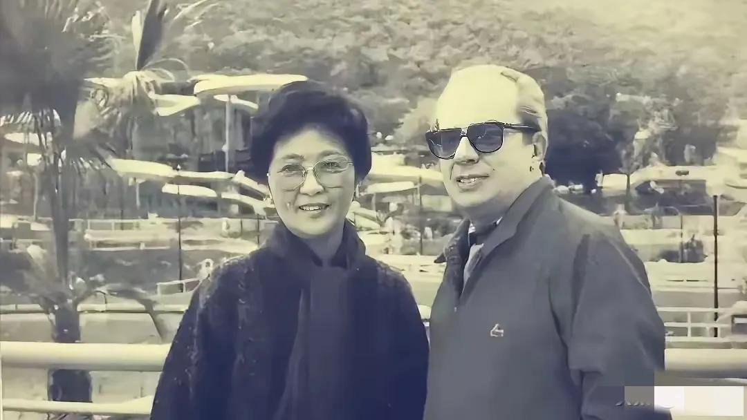 1952年，“面粉大王”荣宗敬的小女儿荣卓如和丈夫的家“哈同花园”被收回，一夜之