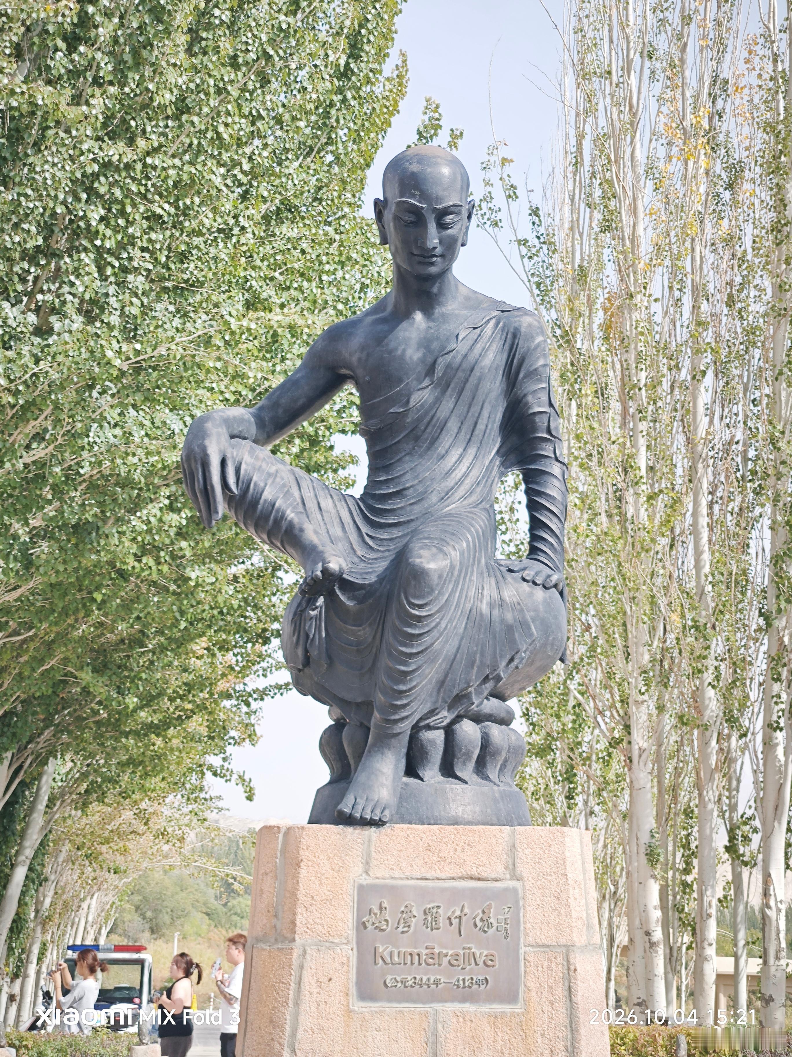 玄奘来到龟兹，一定拜谒了鸠摩罗什在苏巴什佛寺的讲经处吧。之前他应该读过鸠摩罗什翻