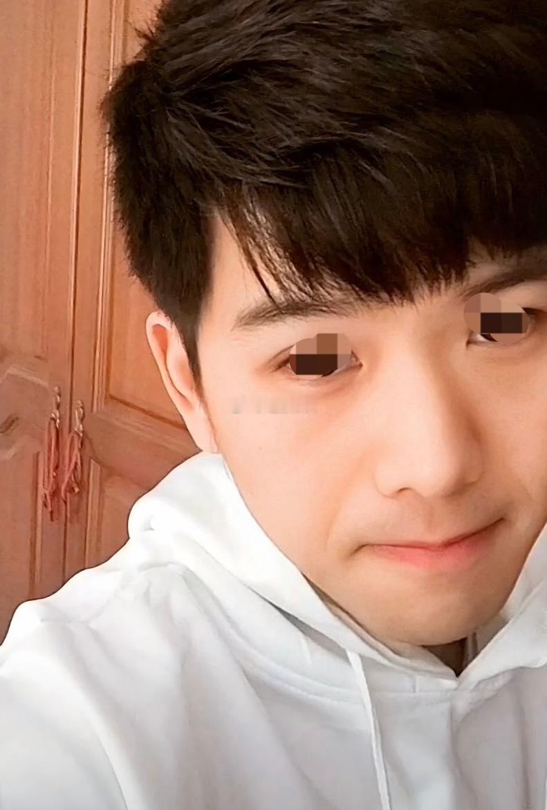 网友爆料，避雷软饭男，不要脸！为了报复把他车贴满了姨妈巾！ 