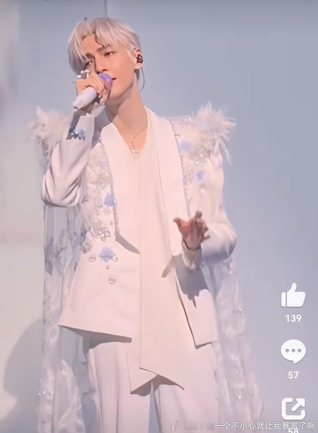 个子矮还瘦成这样年纪也大了也就只能趁有几根韭菜赶紧割割了[微风] ​​​