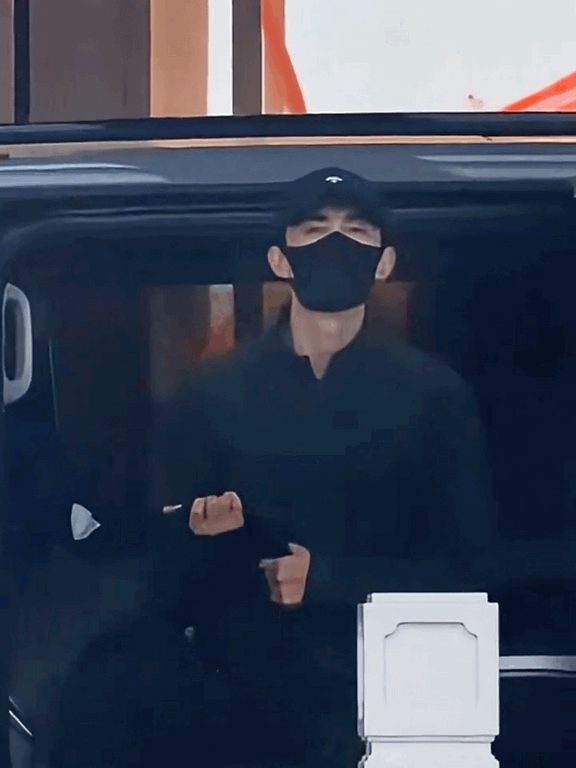 吴磊出发参加星光大赏 all black造型帅到起飞！冷都男气场直接拉满，跟粉丝