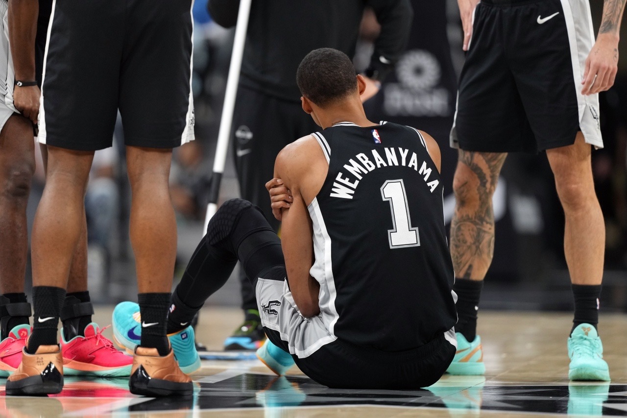 🔥文班亚马左肋骨挫伤退赛 剩余3场再打1场超20分钟即可锁定评奖资格NBA常规