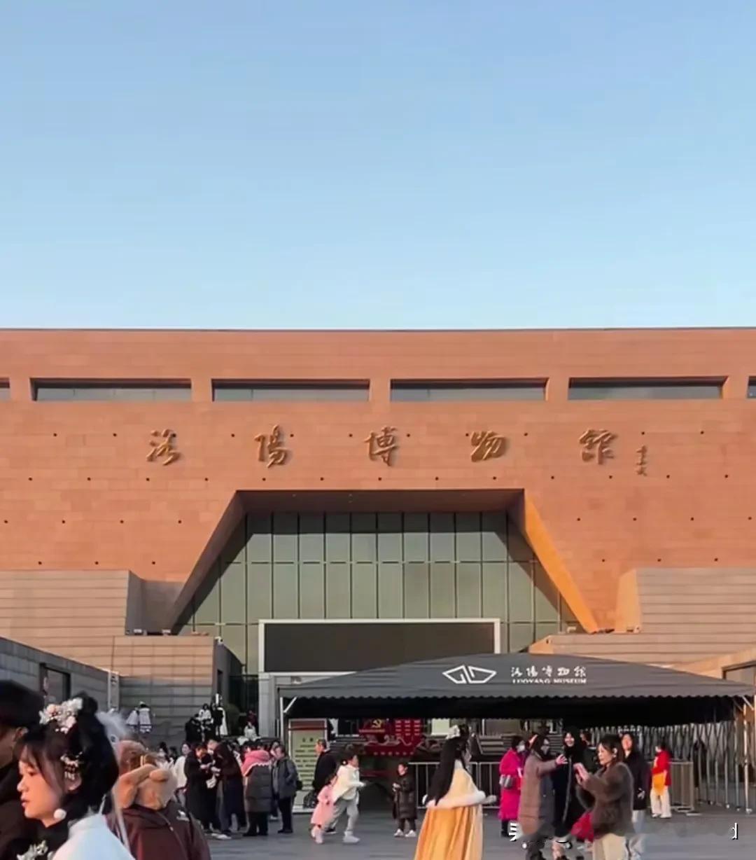 洛阳曾经举办的八大古都文物特别展，
西安元素与洛阳元素发生的碰撞，
似乎显得洛阳