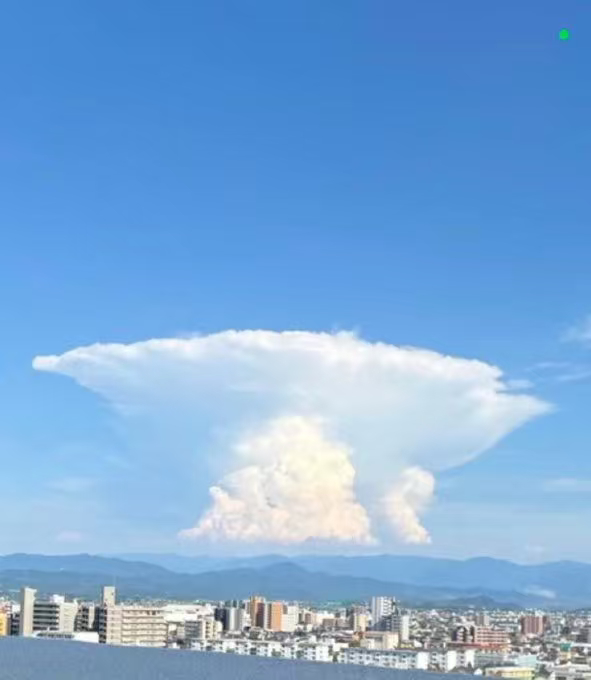 在 7.1 级地震发生后不久，日本熊本县上空出现了一些异常的云层形态。日本7.1