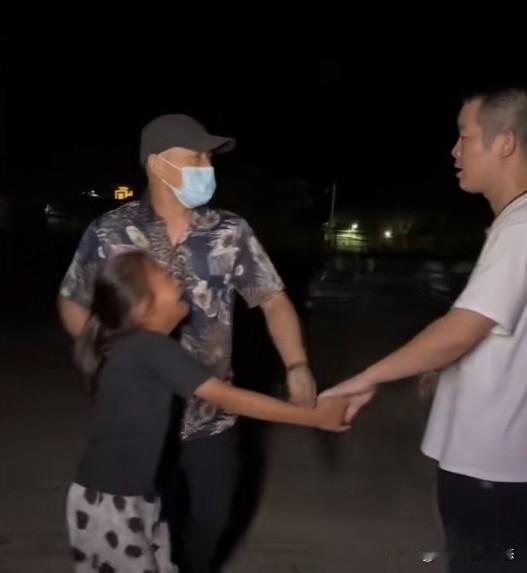 小女孩深夜被拉扯，路人发现不对，立即上前阻止。

这种事想想就揪心。之前有陌生女