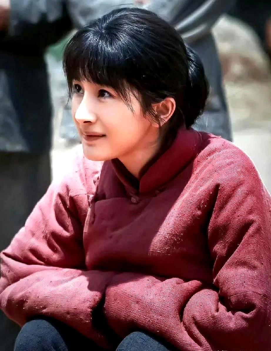 《生万物》播到第8集，弹幕齐刷“宁绣绣像城里姑娘下乡体验”，杨幂皱鼻子扛锄头的样