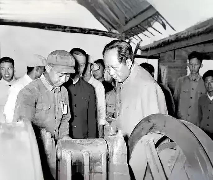 这张照片是我们伟大领袖毛主席1958年9月，在安徽合肥，省机关钢铁厂视察工作情况