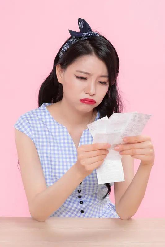 女大学生哭穷账单引众怒
1500块生活费还要哭穷？这姑娘晒出的账单，直接把网友给