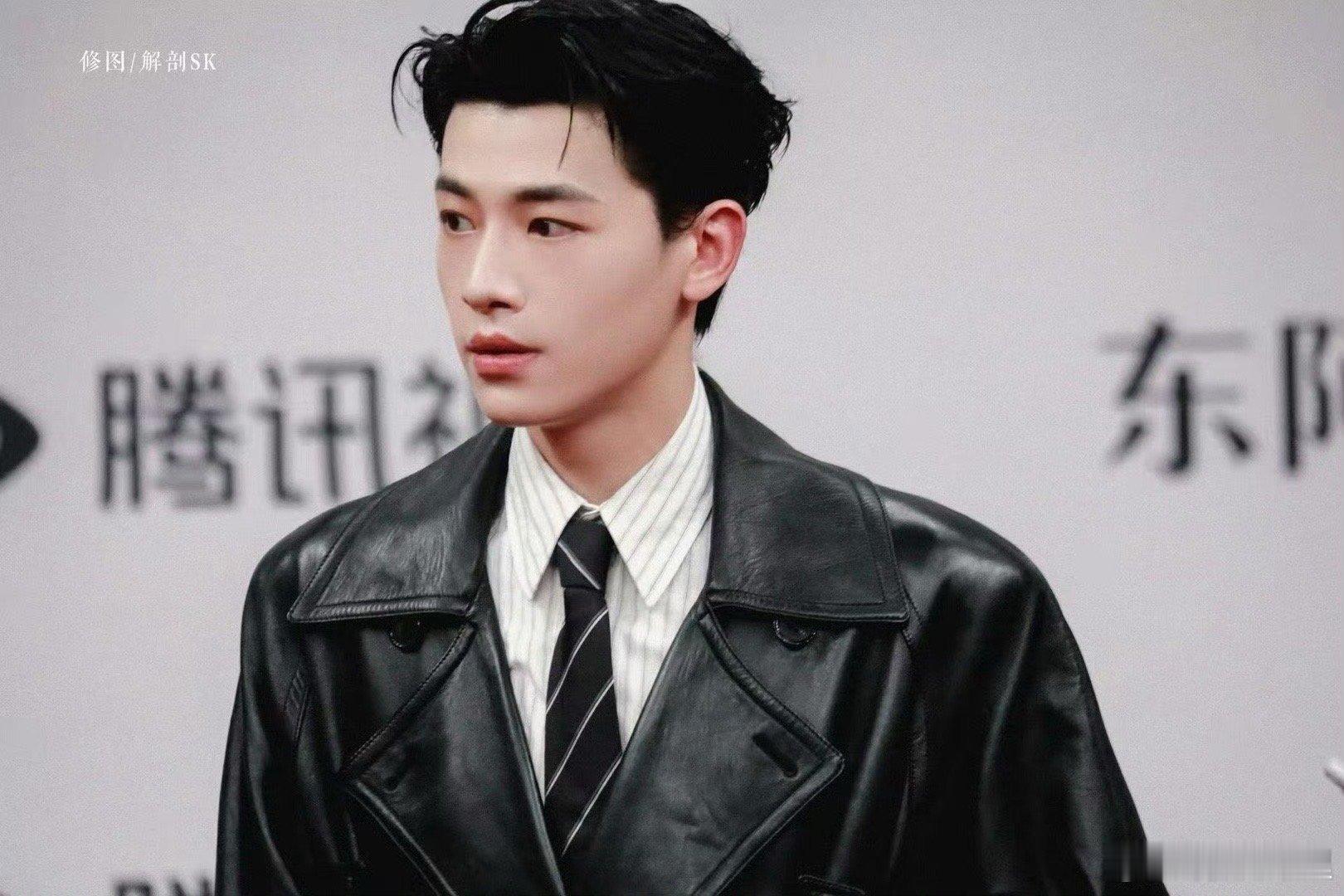 辛云来红毯把假发片摘了 辛云来这波红毯操作帅出新高度！自然大方地摘掉假发片，从金