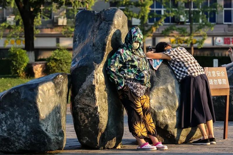 为何体寒至极却会引发内热？
当人的身体遭受过度的寒冷侵袭时，其内部的各项机能会出