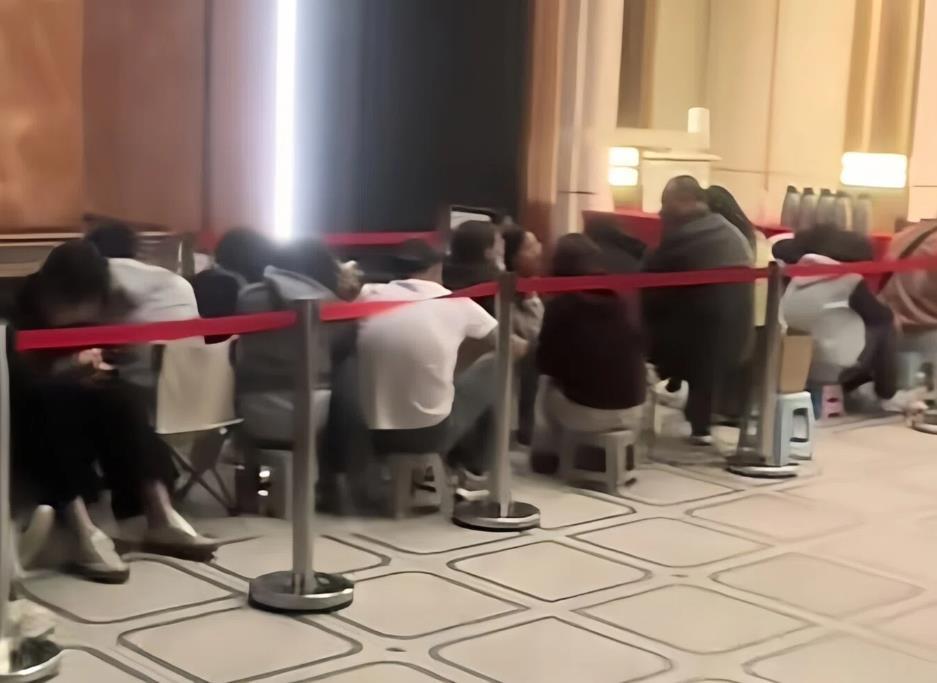 最近突然发现各类平台上出现不少明示或暗示房价上涨的帖子。比如，南京某楼盘半夜排队