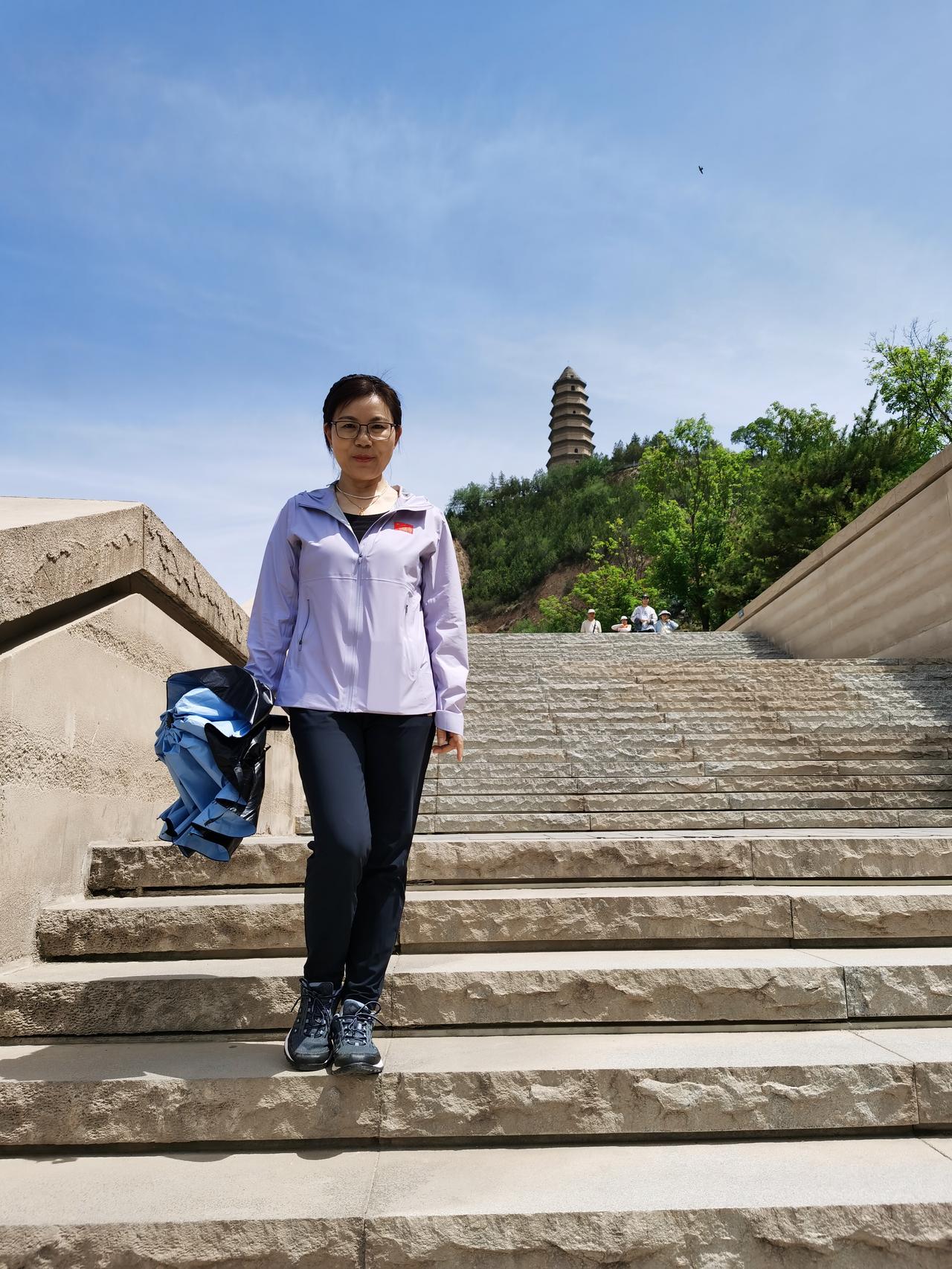 科技继续强反弹
1、科技有强的底层逻辑。指数在科技带动下，继续反弹，创指带动了赚