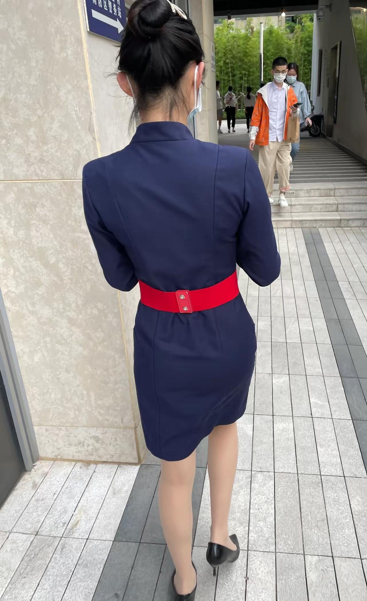 优雅蓝裙，红腰带点缀，自信前行！👠💃