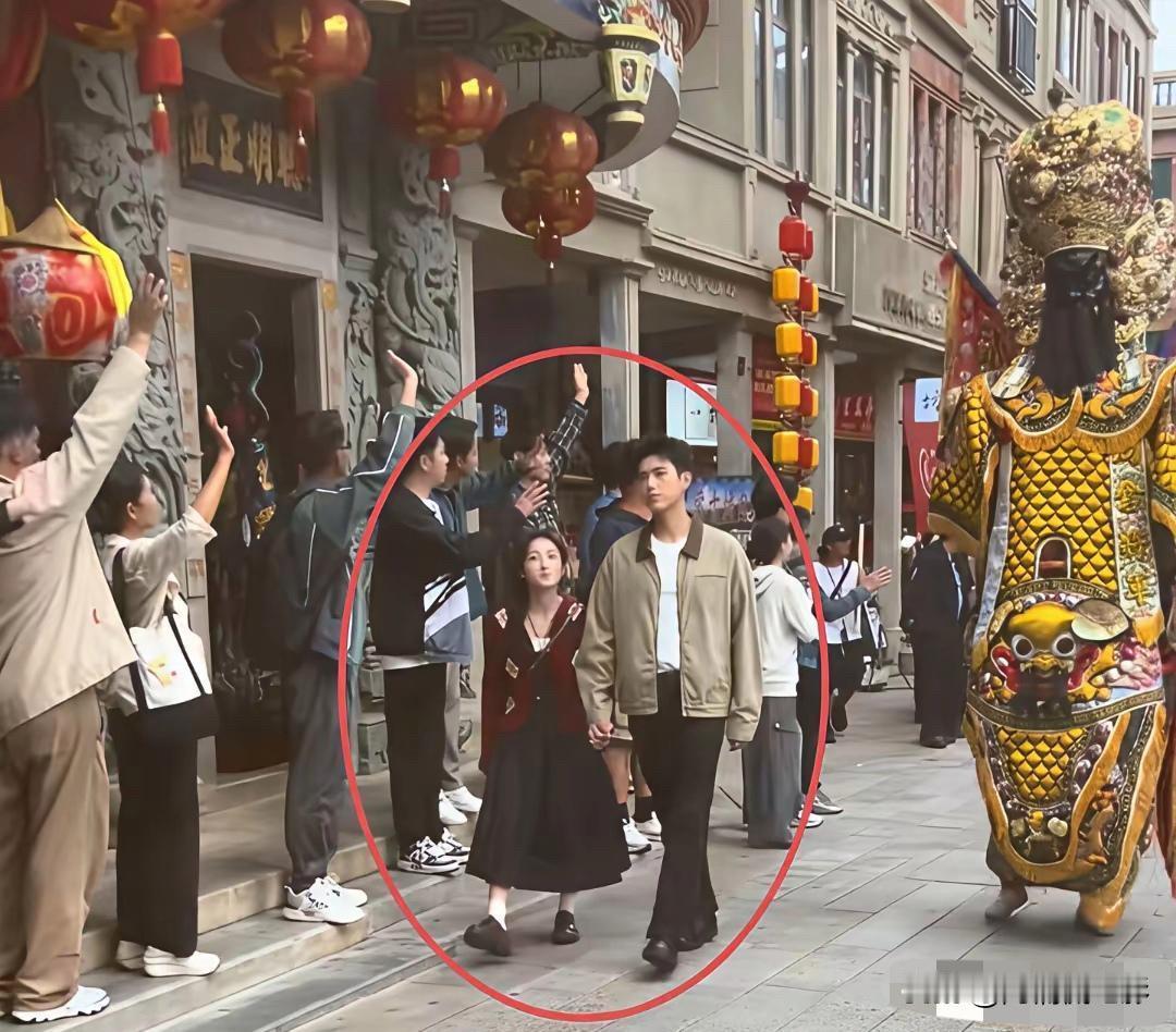 张子枫搭档陈飞宇演情侣，同框观感像爸爸带女儿，巨大身高差直接冲淡所有暧昧感，完全