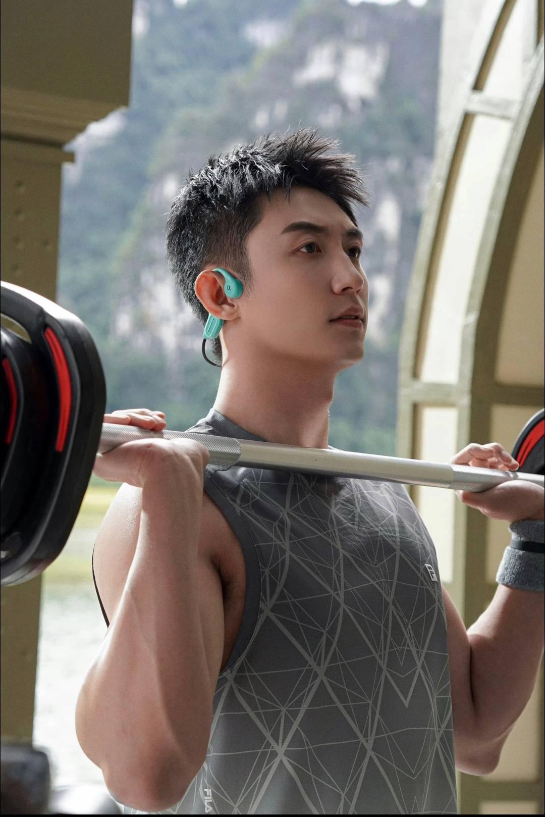 黄景瑜的名字，出现在国产商业飞船首批乘客名单里。
内娱第一个公开确认要上太空的艺