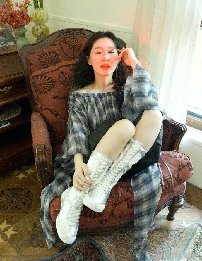 金靖姐你跟我说你这是生完孩子的身材[点赞][点赞]再次感叹明星的恢复能力金靖瘦成