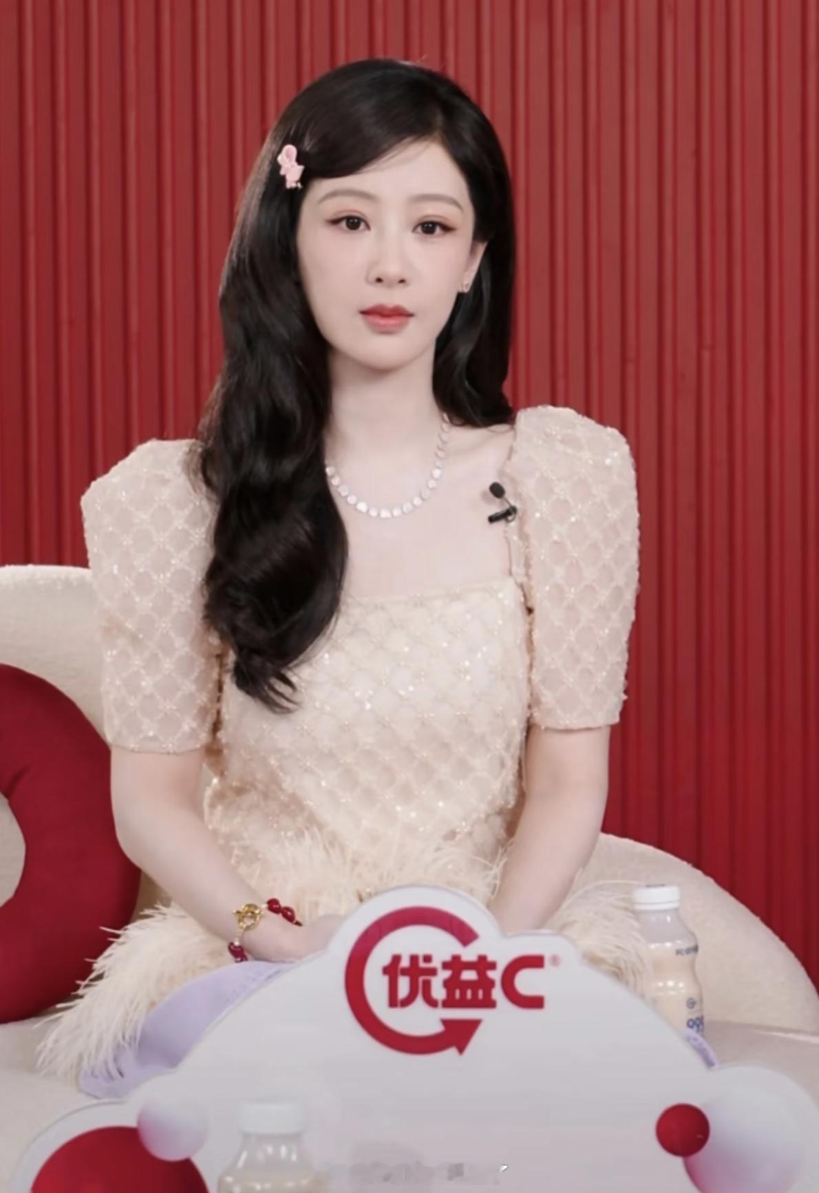 招笑吗？不是我说，迪丽热巴在郫县的待遇真是差的离谱了 