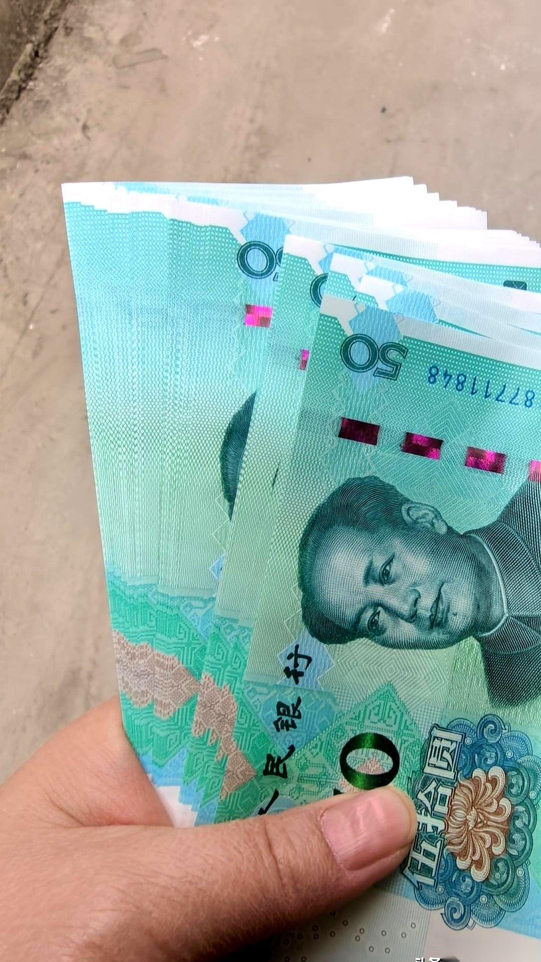 “你赚的比我多，我还给你钱干什么？”
我爸把手一揣，就这么看着我。这话，跟去年春