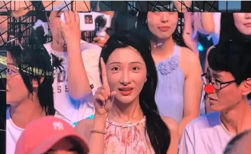 薛之谦演唱会最大的赢家是眼镜哥。

人家是懂怎么变现流量的，从演唱会上一开始的错