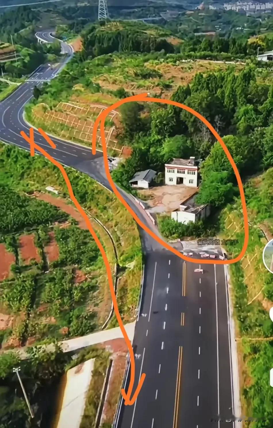 这条高速公路搁置了好几年，
造成这样的钉子户，
是设计师的责任，
还是屋主的责任