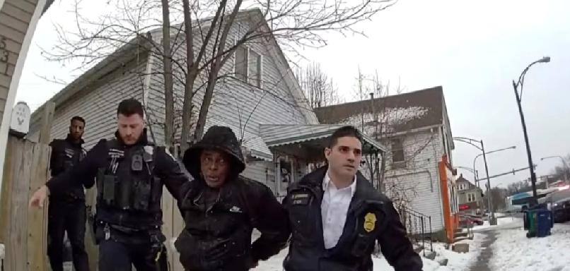 失明难民遭美国边巡队遗弃街头 死于低温脱水并发症法医裁定「他杀」
       