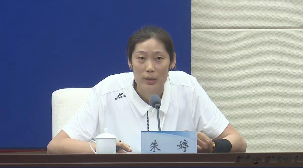 朱婷成熟了。她左手佩戴黑色护腕出席河南省女排城市联赛的发布会，被记者提问了“20