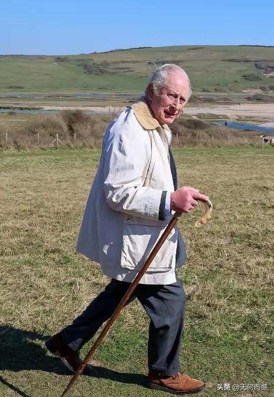 查尔斯老态龙钟，走路时的样子显得特别的拖拉，特别的衰老，身材也没有以前高大了，腰