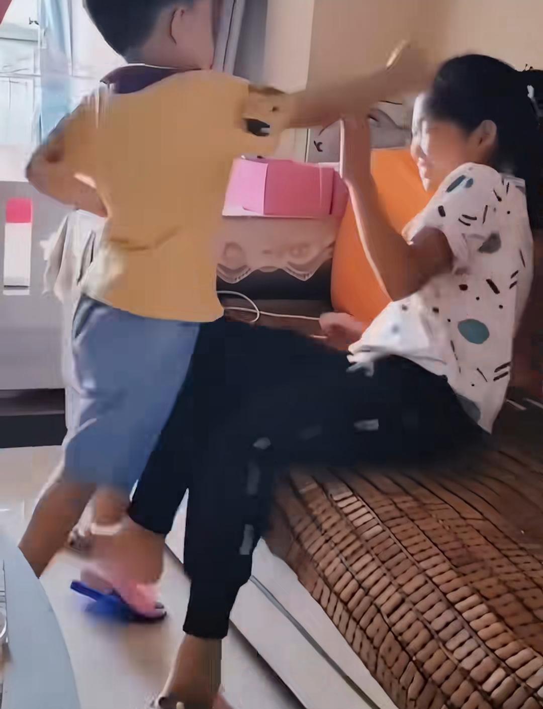 两个孩子打架，让孩子自己解决吗？这种做法是不对的。首先说打架骂人都是社会不允许的