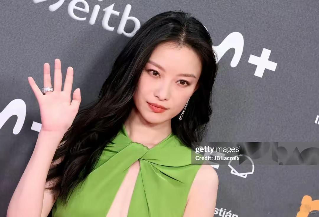都是气质美人！31岁钟楚曦撞上36岁倪妮！你觉得谁驾驭绿色驾驭的更好？ ​​​