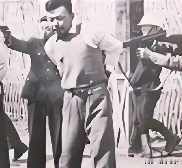 1941年，地下党员宋更新被敌人押到野外，眼看着枪口对准自己，他闭上眼睛，准备迎