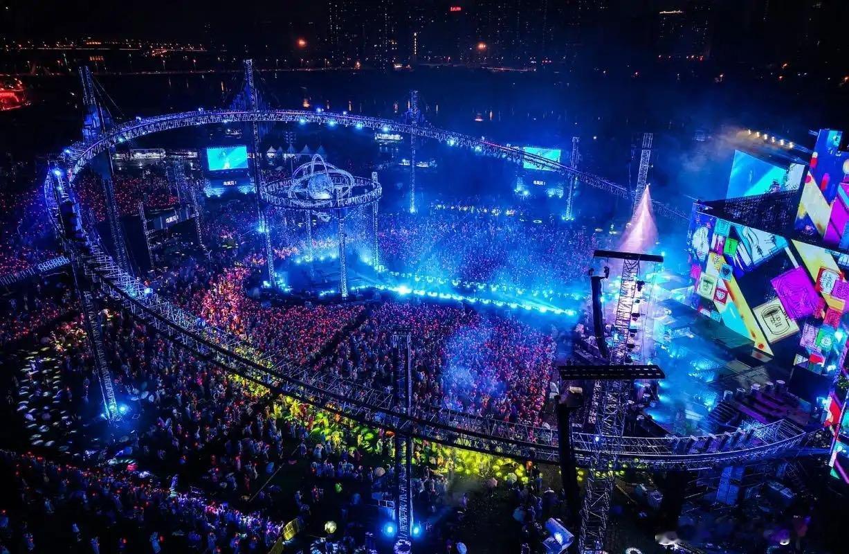 抽4个人去看演唱会！酒店+机票+演唱会门票全包！不要的可折现6000元！想干嘛干