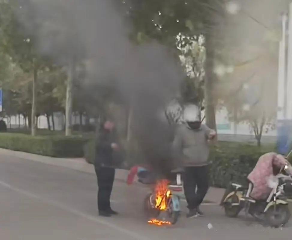 事发滨州渤海二十一路！一辆电动车突然起火

网友投稿：10月23日，在山东滨州渤