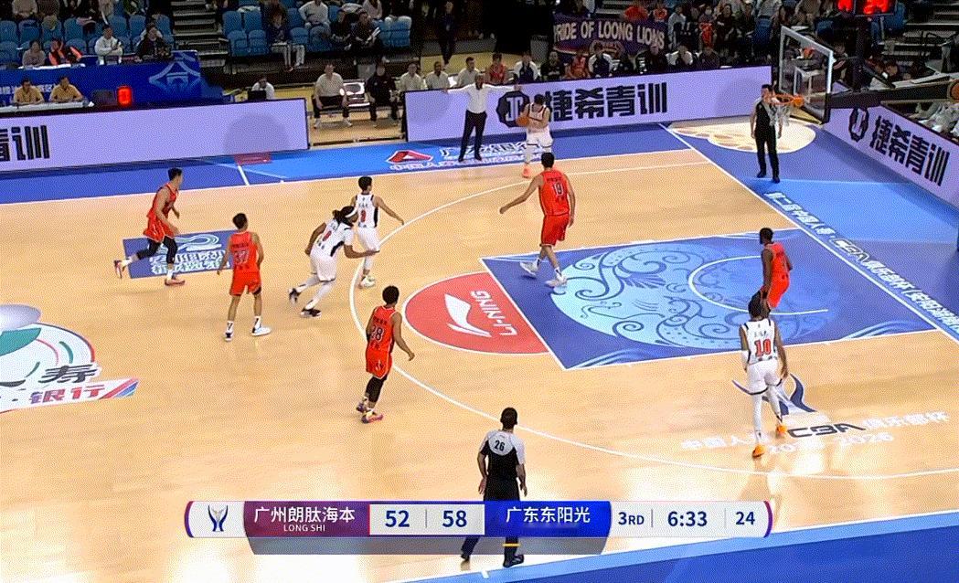 值得记录的一刻！陈家政广东队生涯首分来了，底角三分一箭穿心，小伙子防守也很积极，