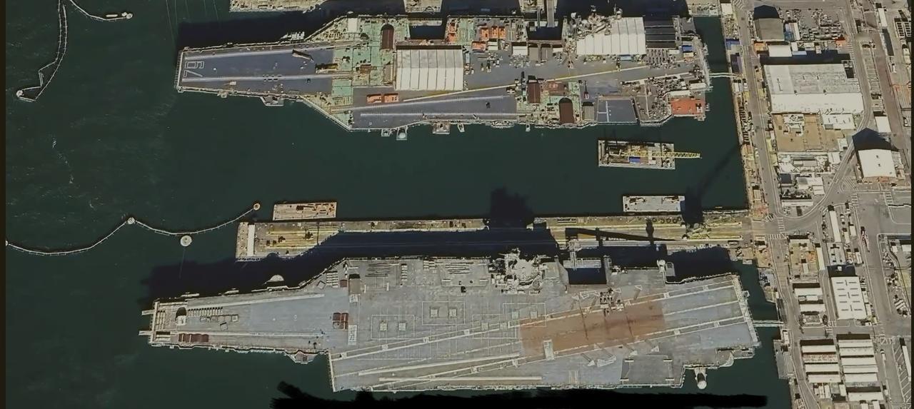 这是2025年3月2日谷歌地图拍的照片，这两艘军舰下面那一艘是美国第一艘核动力航