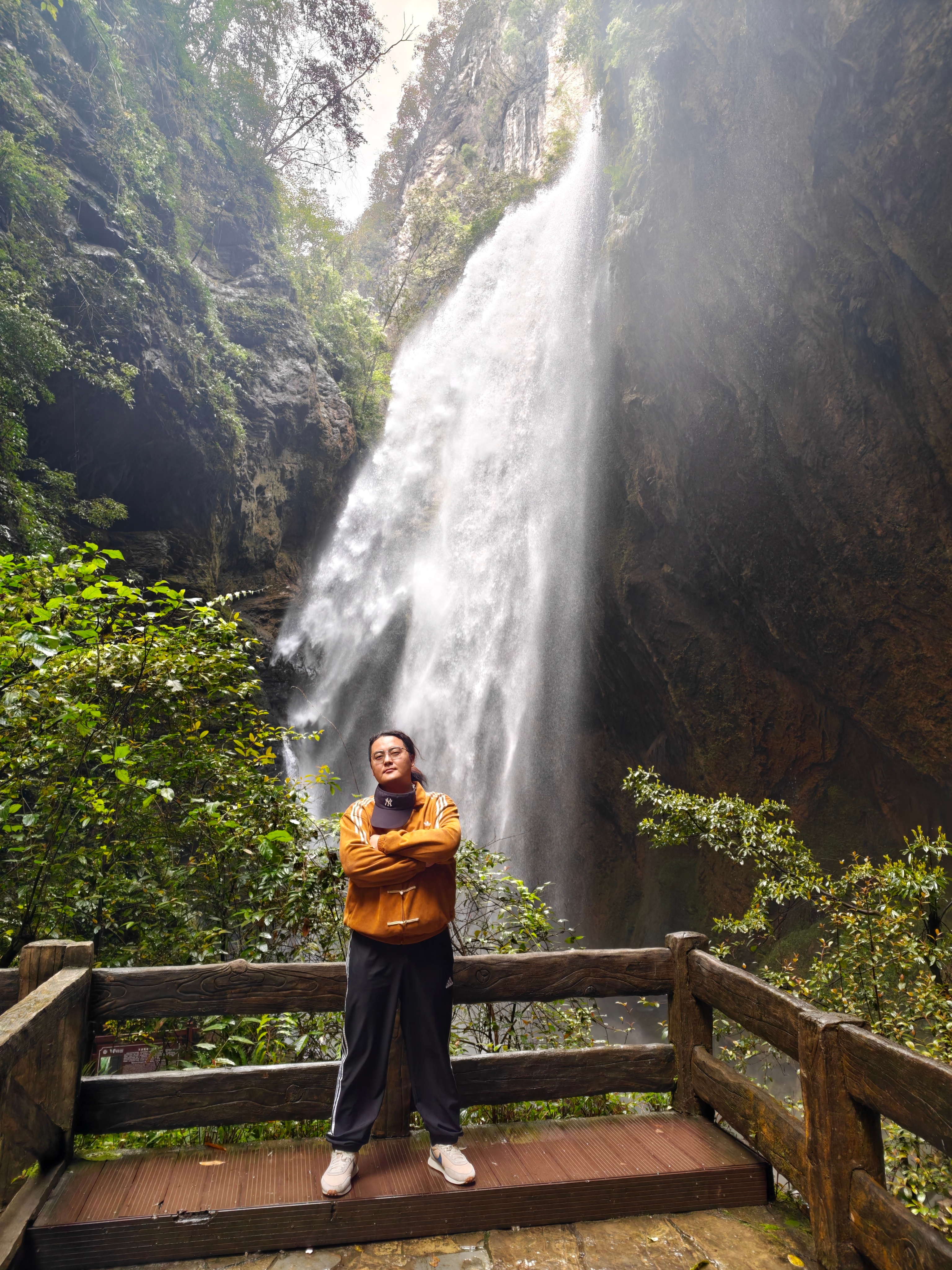 今天我罕见的没有直播国足是因为两年前欠老婆的蜜月之旅，今天陪老婆出门了。男人总要
