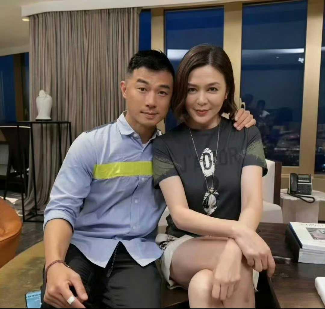 网传关之琳闪电相恋，本人发声辟谣恋情传闻
网传关之琳在展会结识年轻男伴，相识短短