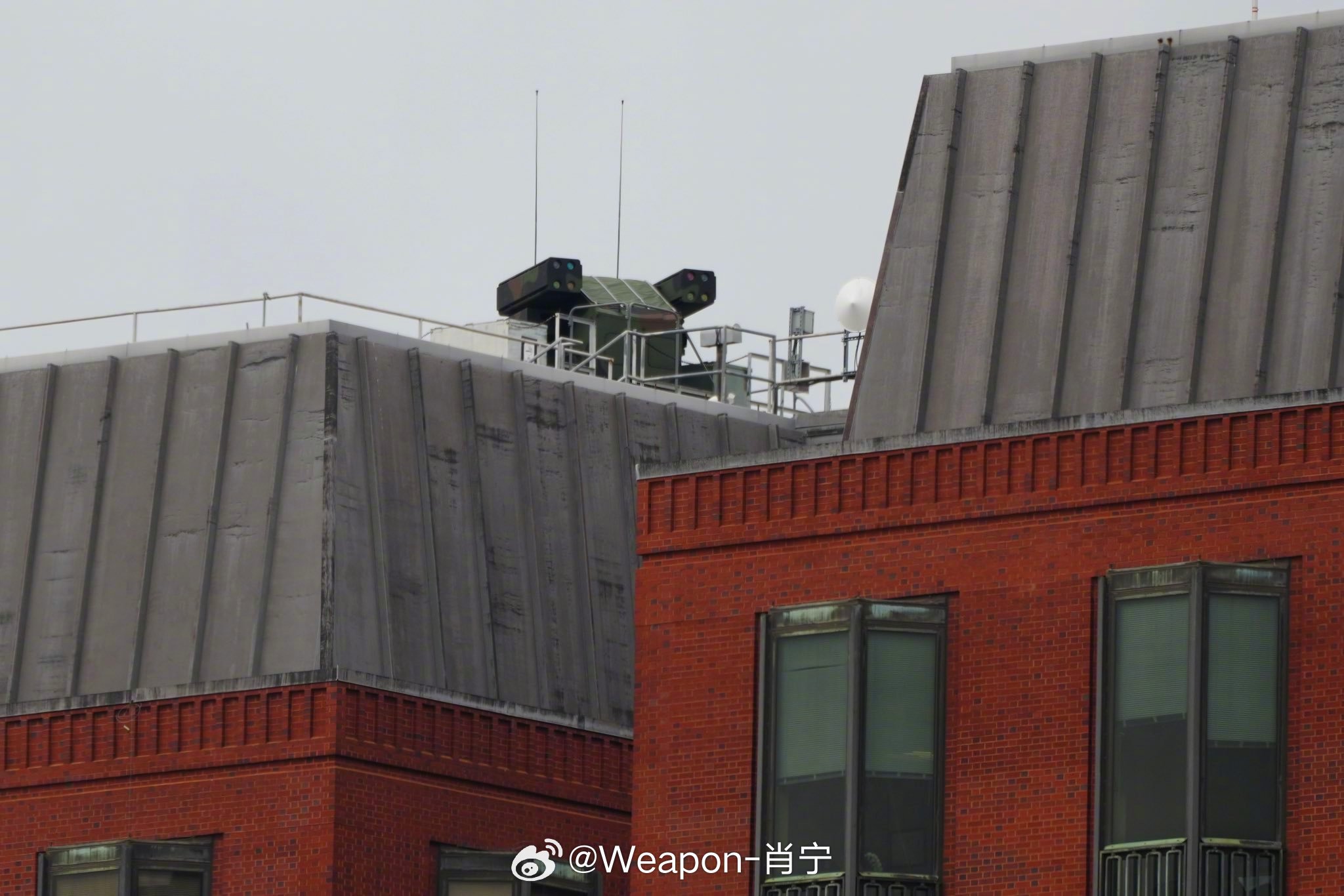 烽火问鼎计划 今天下午，白宫屋顶的复仇者防空系统一度将导弹发射筒对准国会大厦，但