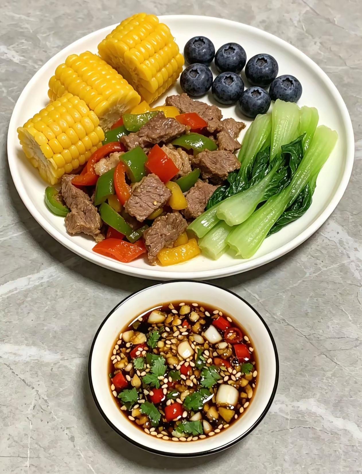 健康减脂不挨饿，表嫂一月瘦五斤
 
昨晚吃完饭出门散步，顺路去表嫂家小坐，刚好碰