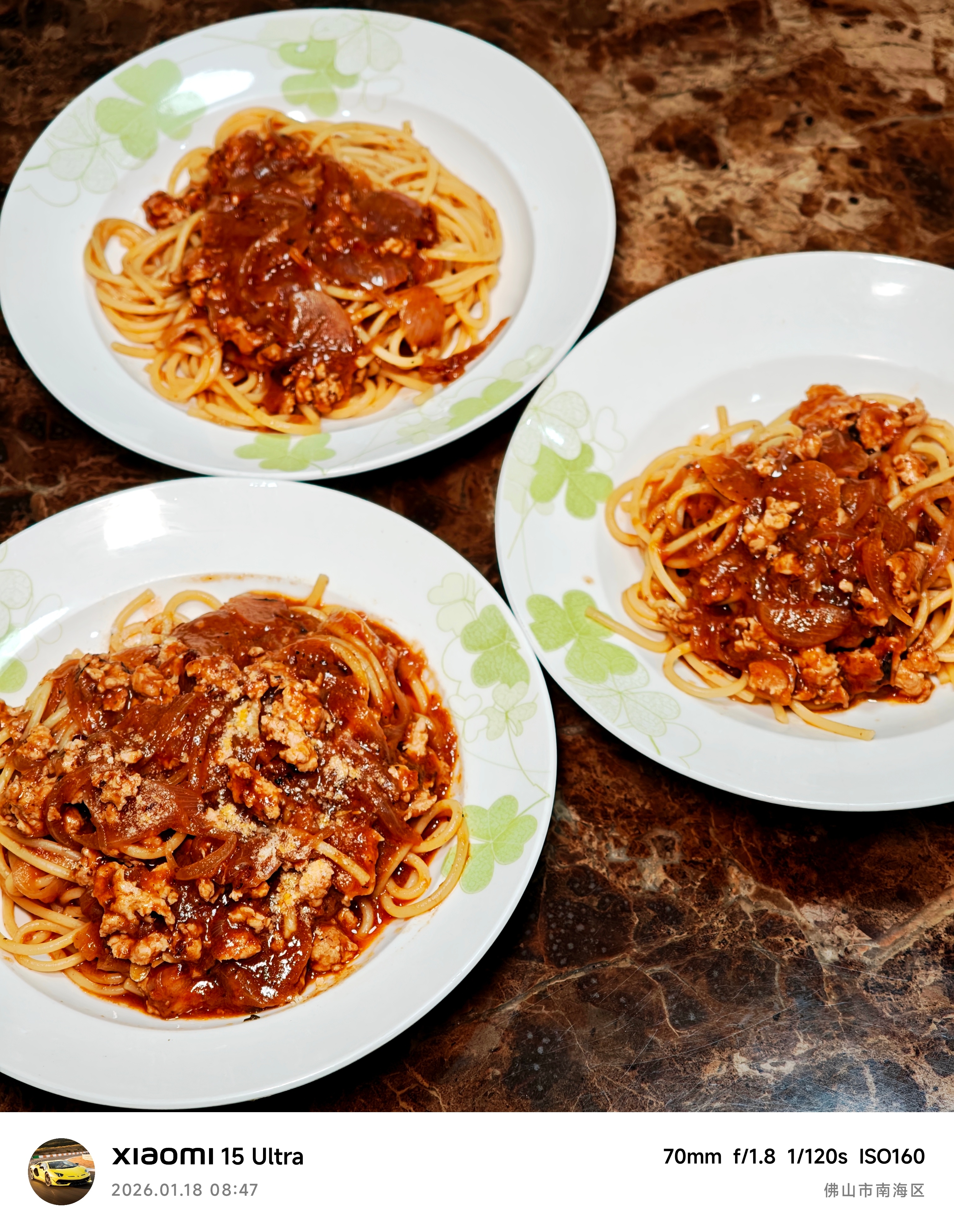 朋友们早啊，又到周日了！ 我的美食日记 周日按惯例，我爸做意面🍝今天是经典番茄