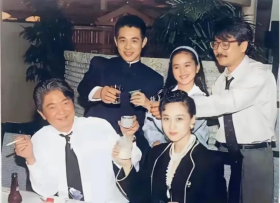 李连杰和利智和友人在一起吃饭，身边的小女孩是谁呀？李连杰和利智那个时候还没有孩子