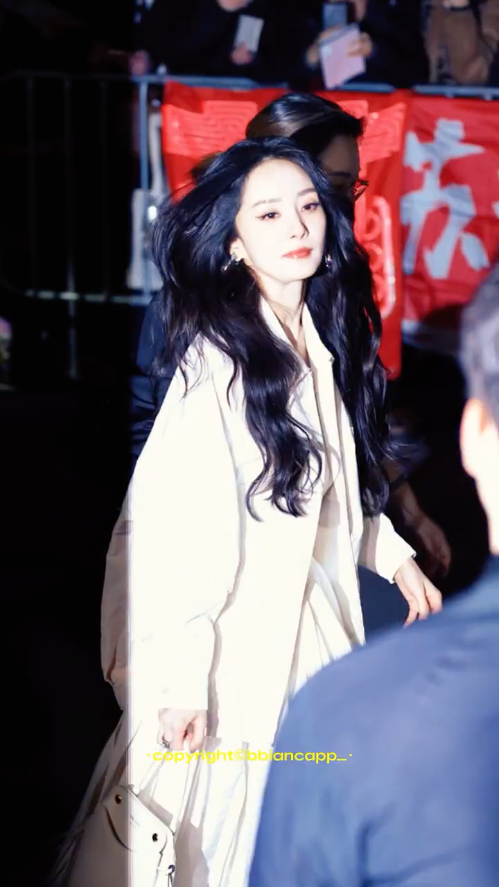 强曝光下更立体的五官和更清晰的美貌 杨幂prada品牌代言人