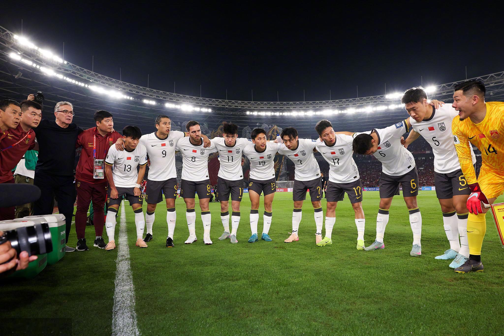 盘点中国足球这一年 2025年，中国足球一方面是国字号队伍的挣扎，另一方面是草根