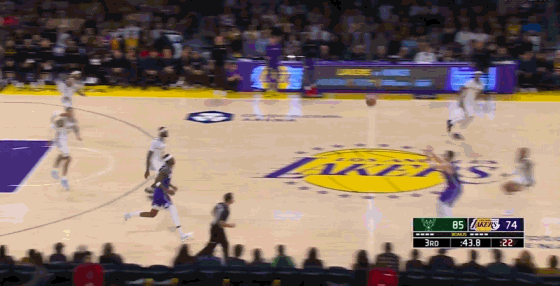 东契奇这是在干什么？

篮下空篮不进，补篮直接补过桥！超级巨星也有手滑的时候，但